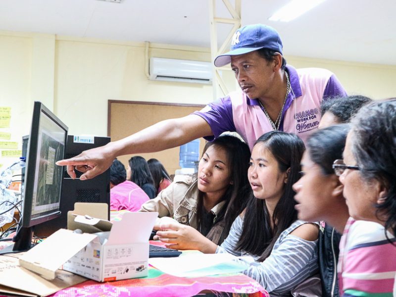 Datu Richard Dawatan of PTTA (topmost right) guides his teammates during the STDM training