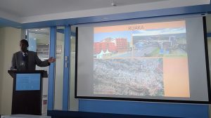 Director of the Town and County Planners Association of Kenya, Mr Mairura Omwega, discussing land markets in some of Nairobi’s fringe counties such as Ruaka. Photo: UNHABITAT/Sina Schlimmer.