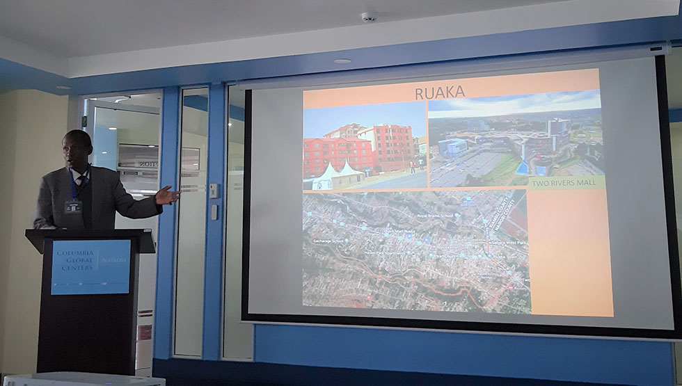 Director of the Town and County Planners Association of Kenya, Mr Mairura Omwega, discussing land markets in some of Nairobi’s fringe counties such as Ruaka. Photo: UNHABITAT/Sina Schlimmer.