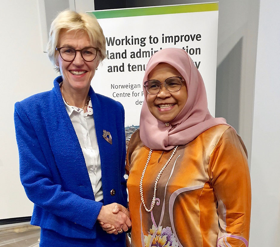 UN-Habitat's Executive Director Maimunah Mohd Sharif and the Norwegian Mapping Authorithy's Director-General Anne Cathrine Frøstrup (Photo credit: Kartverket)
