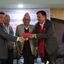 Mr Chhatkuli handing over the LIMS results to Mayor Mr Ban. Photo: Lumanti/Ananta Bajracharya