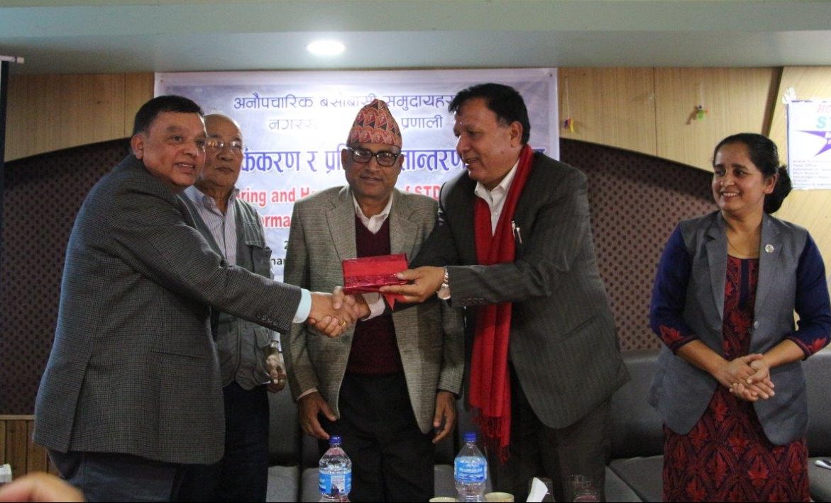 Mr Chhatkuli handing over the LIMS results to Mayor Mr Ban. Photo: Lumanti/Ananta Bajracharya