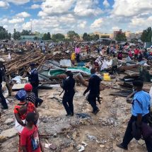 Police at the scene to supervise demolitions at Kariobangi Sewage estate in Kariobangi North (Nairobi, Kenya) on May 4, 2020. Photo: citizentv.co.ke