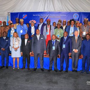 Minister of Land Affairs Aimé Sakombi Molendo and customary chiefs at the workshop